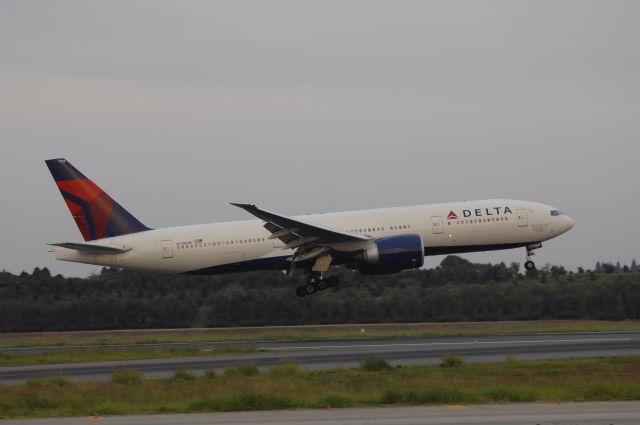 Boeing 777-200 (N708DN) - Landing at NRT Airport Runway 16L on 2011/10/8