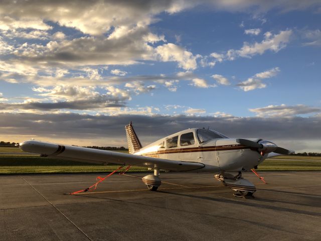 Piper Dakota / Pathfinder (N9392W) - PA-28-235 on the ramp at 2R2 in the evening