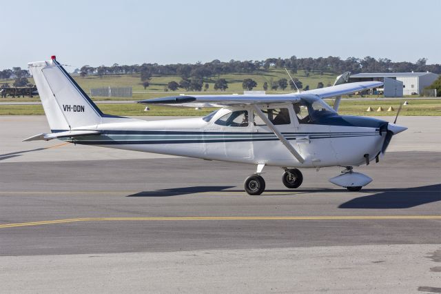 Cessna Skyhawk (VH-DDN) - Cessna 172G Skyhawk (VH-DDN) taxiing at Wagga Wagga Airport.