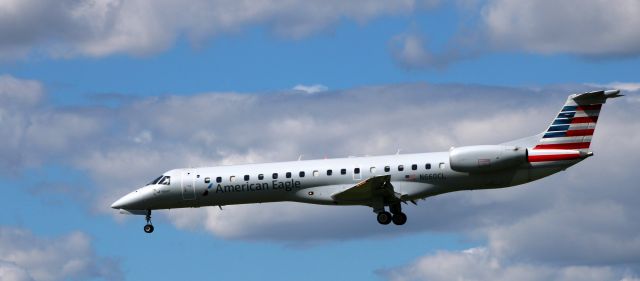 Embraer ERJ-145 (N660CL) - On final is this 2003 American Airlines Eagle Embraer ERJ-145LR in the Summer of 2020.