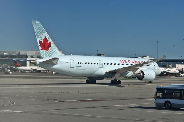 Boeing 787-8 (C-GHPU)