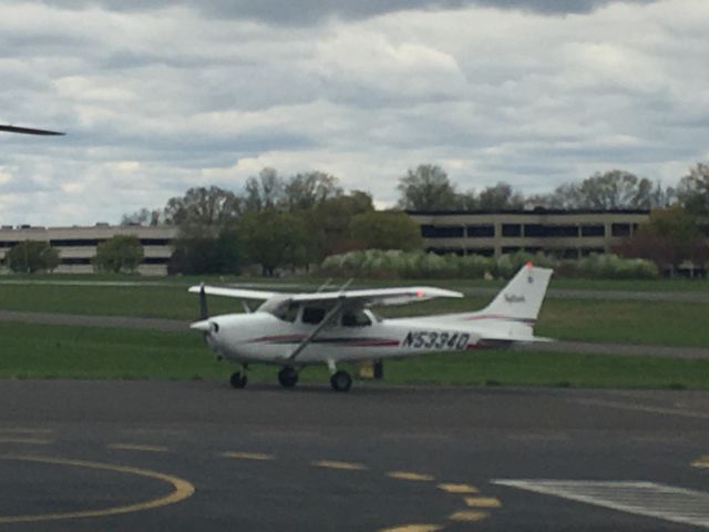 Cessna Skyhawk (N53340) - N53340 (C172) arriving at Wings Field (KLOM)br /Photo Date: April 17, 2021