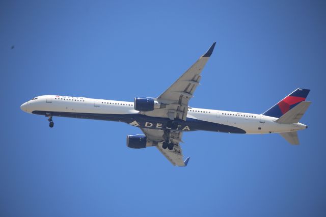 BOEING 757-300 (N590NW)