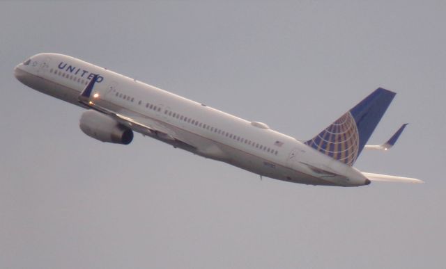 Boeing 757-200 (N17122) - Was diverted to ORF last month due to storms at IAD