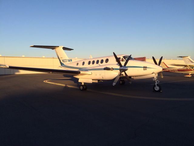 Beechcraft Super King Air 300 (N221MM)