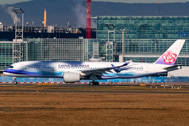 Airbus A350-900 (B-18901) - At this position we have no shadows. This shadows are from the engines of a departing 747!!