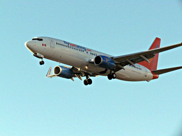 Boeing 737-800 (C-FLSW)