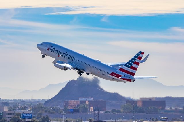 Boeing 737-800 (N337PJ) - American Airlines 737-800 taking off from PHX on 11/28/22. Taken with a Canon 850D and Tamron 70-200 G2 lens.