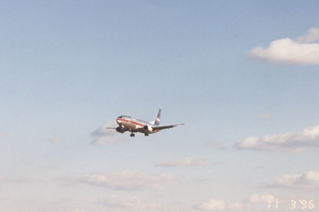 Boeing 737-700 — - USAir Boeing 737 nearing touchdown on runway 33L at KBWI.  Date on pic Nov. 03,1996