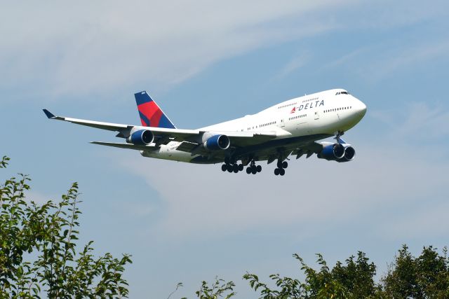 Boeing 747-400 (N662US)