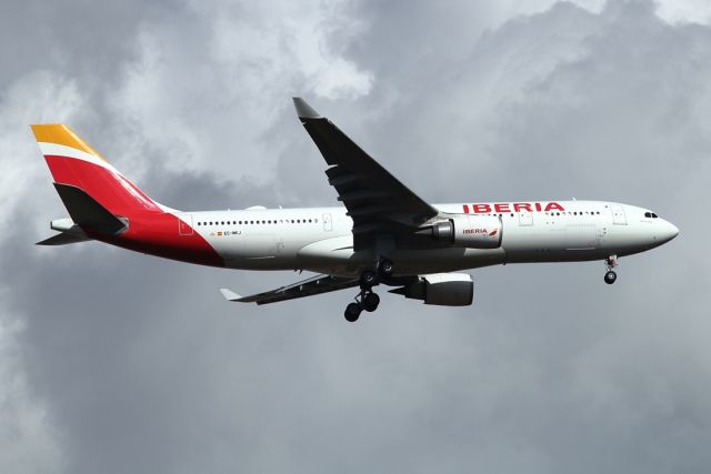 Airbus A330-200 (EC-MKJ) - 09/12/2020:  Flight from Madirid on landing path to runway 12.