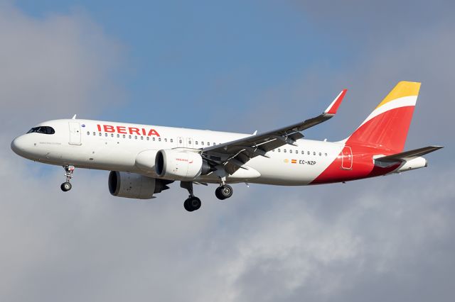 EC-NZP — - On approach to runway 32L arriving from Lisbon, Portugal.