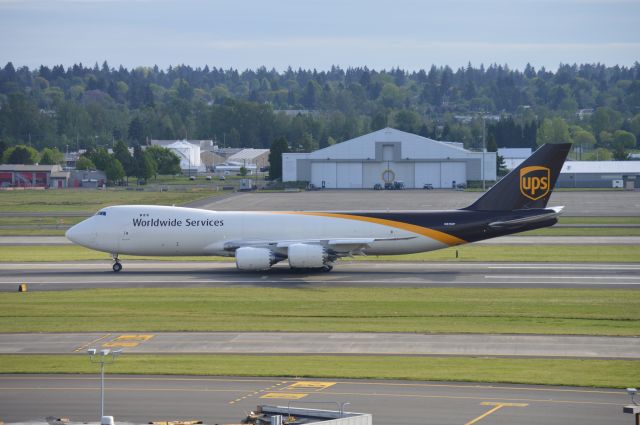 BOEING 747-8 (N611UP) - UPS2998 arriving on 10R from Louisville (KSDF/SDF).