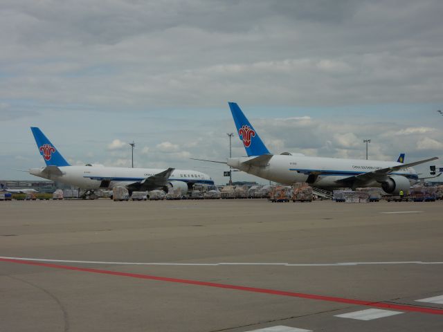 BOEING 777-200LR (B-2042)