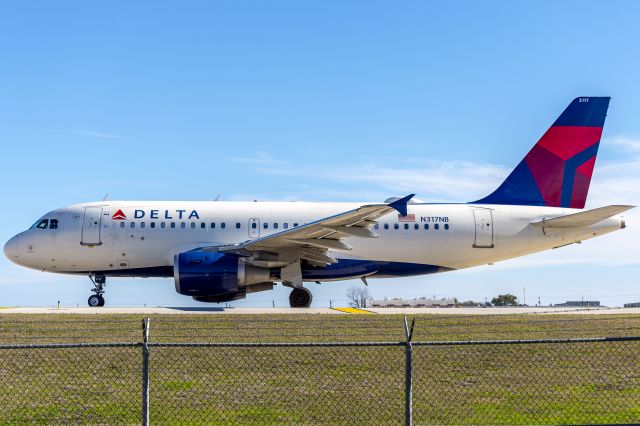 Airbus A319 (N317NB) - Taxiing to 22