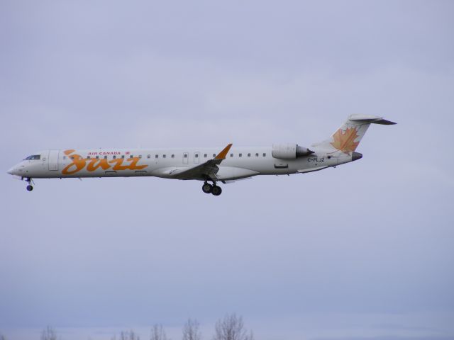 Canadair Regional Jet CRJ-200 (C-FLJZ) - landing on 32