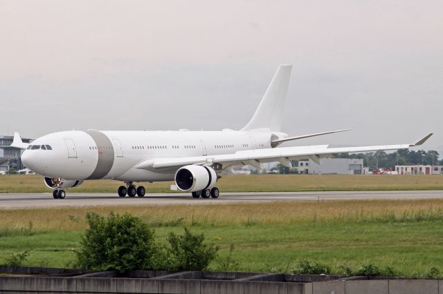 Airbus A330-200 (A7-HHM)