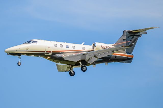 Embraer Phenom 300 (N392FE)