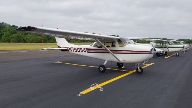 Cessna Skyhawk (N79054) - Great trainer flying with Williamsburg Flight Center, Williamsburg,  VA