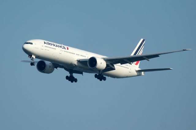 BOEING 777-300 (F-GZNP) - AFR 338 from Paris on approach to 4R