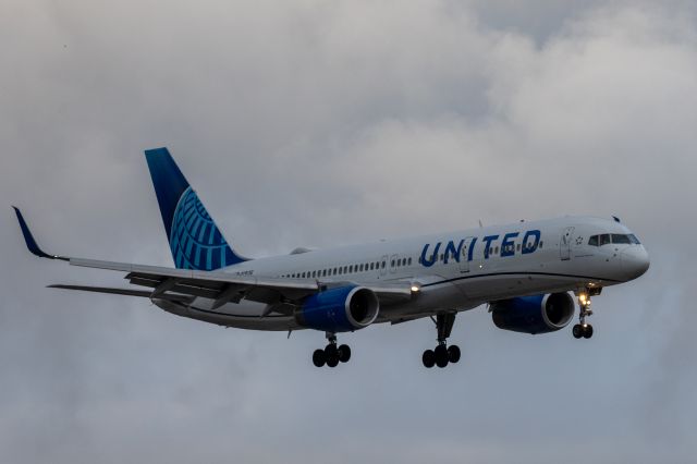 Boeing 757-200 (N19136) - Approach coming into KSAN
