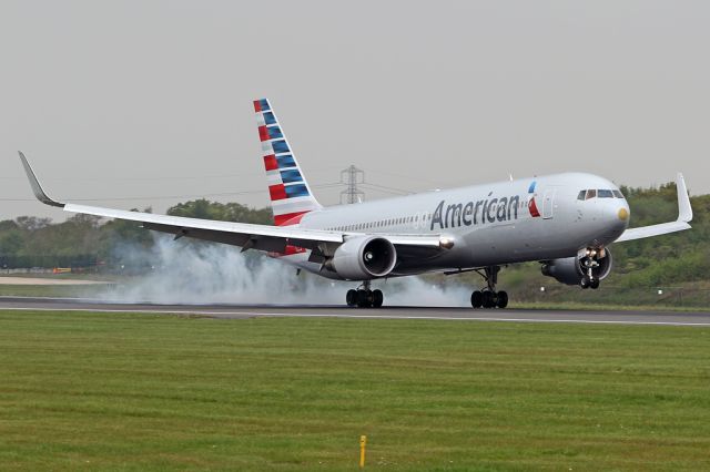 BOEING 767-300 (N349AN) - AAL54 leaving smoke from the mlg after arriving from Chicago ORD