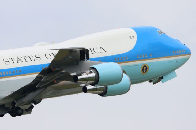 Boeing 747-200 (82-8000)