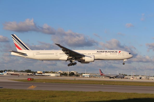 BOEING 777-300ER (F-GSQL)
