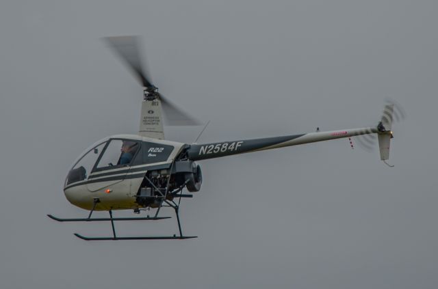 Robinson R-22 (N2584F)