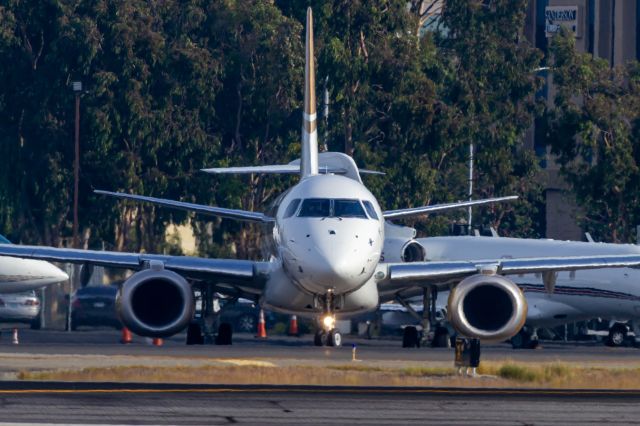 Embraer ERJ-190 (N785MM)