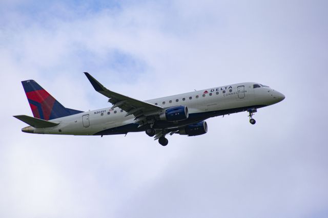 Embraer 175 (N305SY)