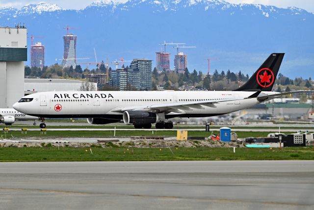 Airbus A330-300 (C-GHKC)