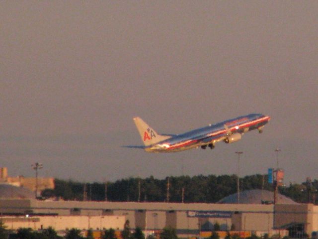 — — - American Airlines sunset take-off from ORD