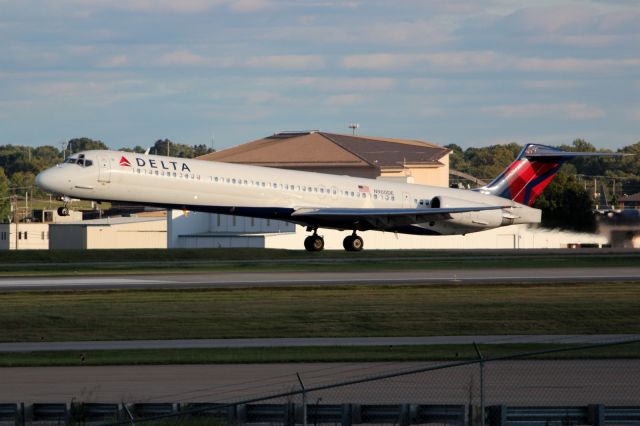 McDonnell Douglas MD-88 (N900DE)