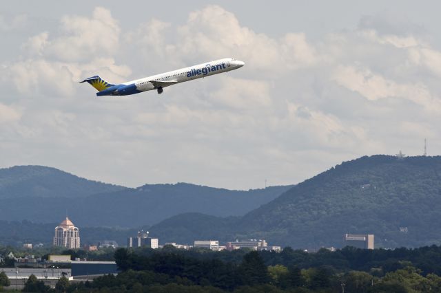 McDonnell Douglas MD-82 (N8940A) - Takeoff with downtown Roanoke skyline in the background.