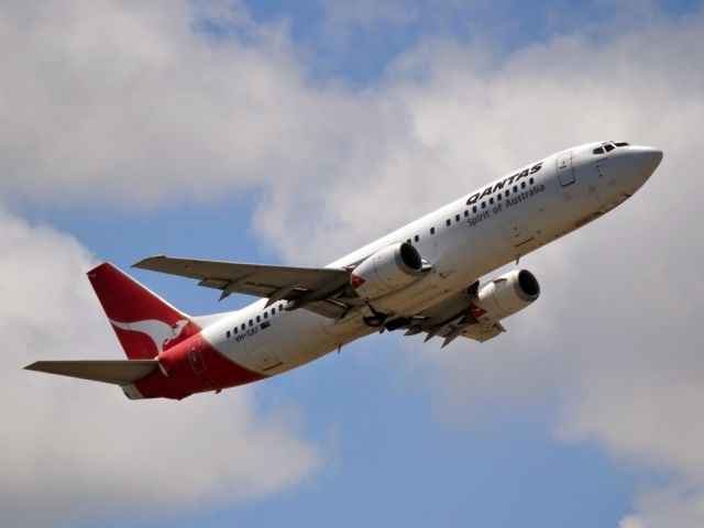 BOEING 737-400 (VH-TJU) - Getting airborne off runway 23 - Monday 19th Dec. 2011