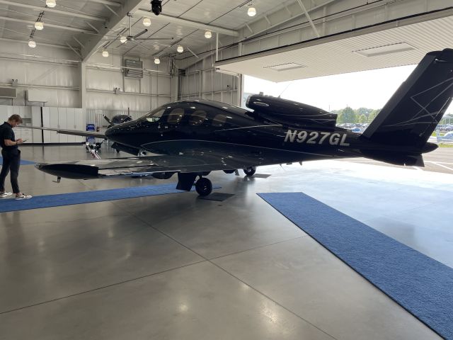 Cirrus Vision SF50 (N927GL)