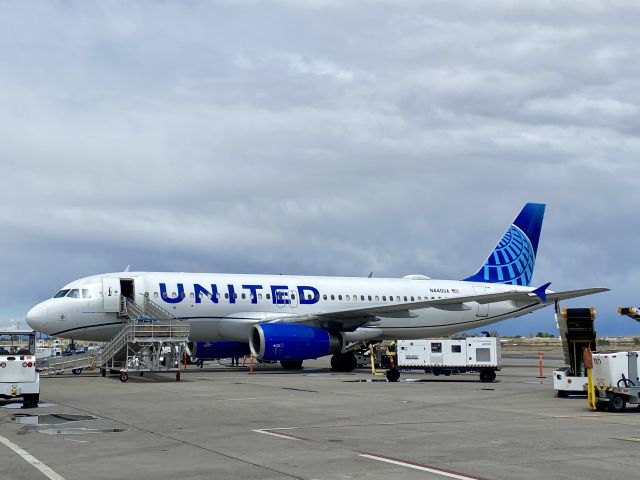 Airbus A320 (N440UA) - During the turn with gloomy Colorado skies  in the background. 