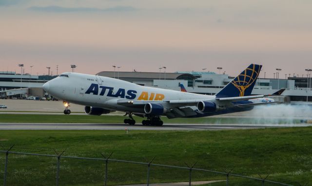 Boeing 747-400 (N429MC)