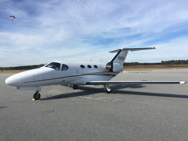 Cessna Citation Mustang (N91CH) - Skydivers overhead.