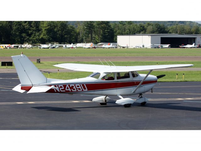 Cessna Skyhawk (N2439U) - A very nice 1962 model Cessna 172, still in very good shape. Better payload than the early model due to a lower empty weight.