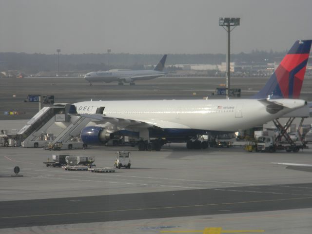 Airbus A330-200 (N856NW)