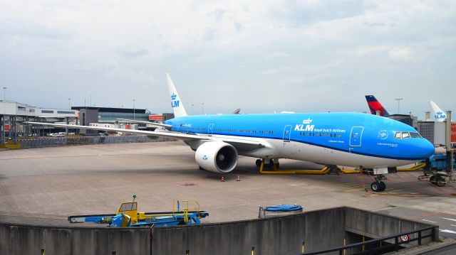 Boeing 777-200 (PH-BQG) - KLM Boeing 777-206(ER) PH-BQG in Amsterdam