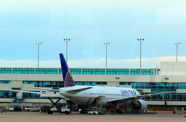 Boeing 777-200 (N215UA) - Getting ready for the flight to Honolulu on October 20, 2013