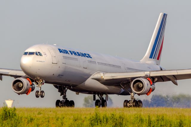 Airbus A340-300 (F-GLZU)