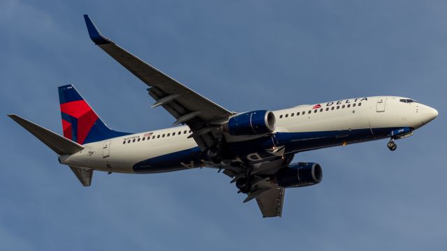 Boeing 737-800 (N379DA) - Delta 1168 on final for 18C after a three hour flight from Salt Lake City.