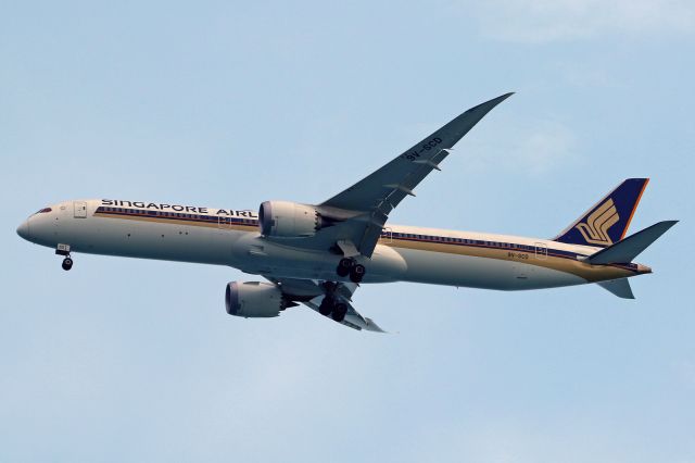 BOEING 787-10 Dreamliner (9V-SCD)