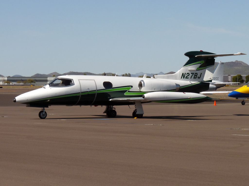 Learjet 24 (N27BJ)