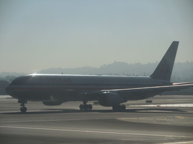 BOEING 767-200 (N319AA)