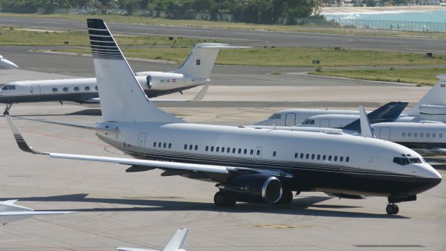 Boeing 737-700 (N500LS)